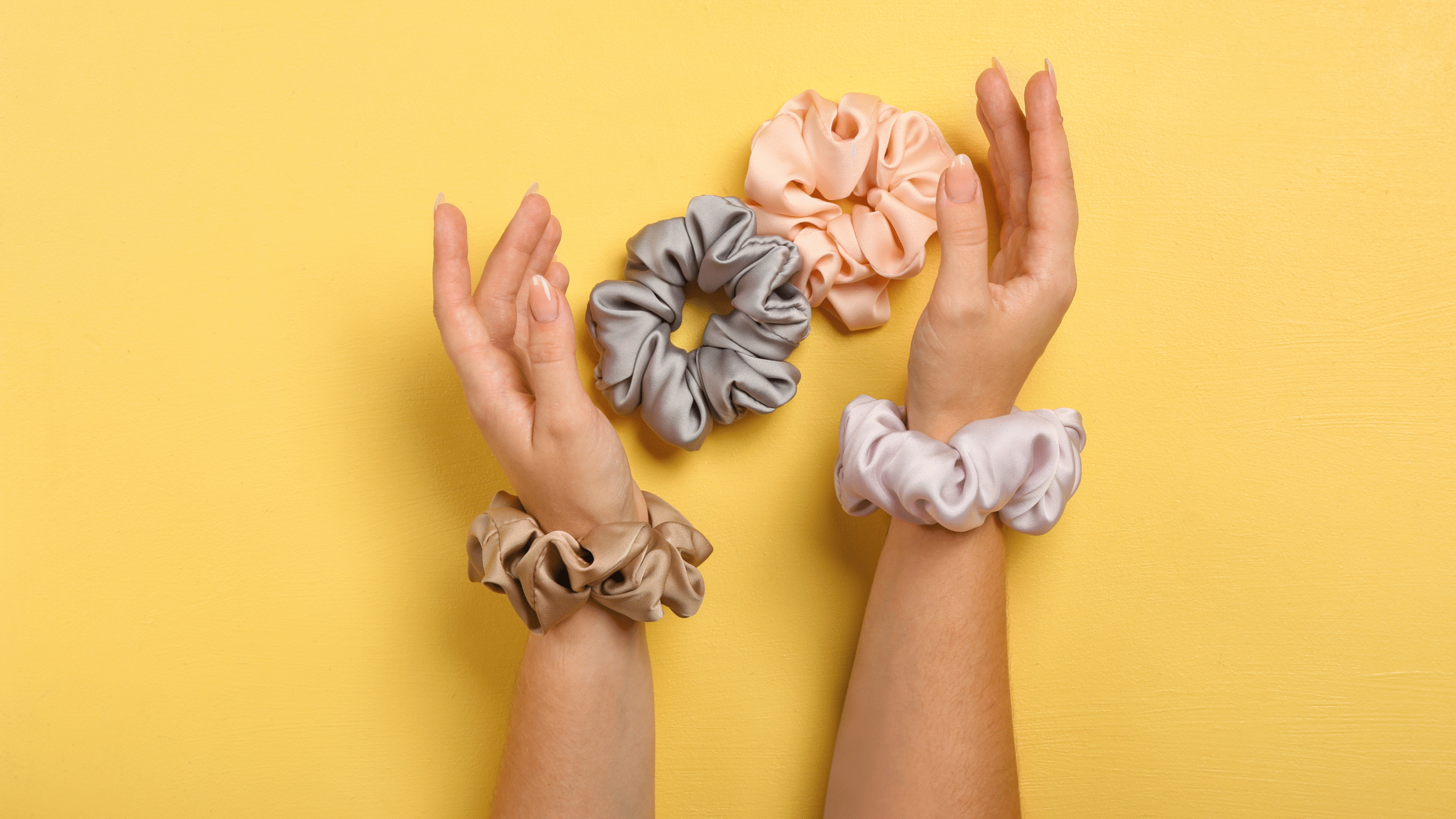 Scrunchies de satén: ¿mito o realidad en la protección del cabello?